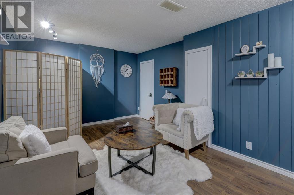 Single Family House for Sale in   Silver Springs Road NW Silver Springs Calgary 