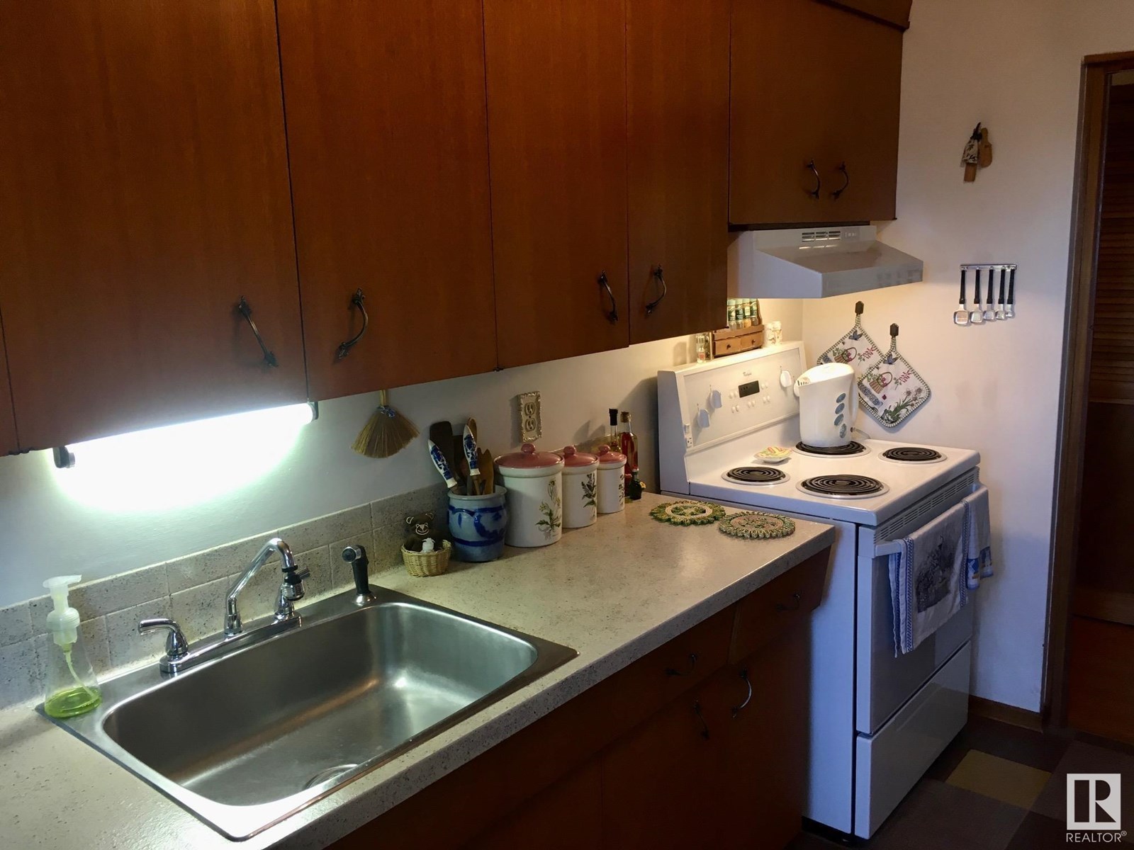 Photo 16 of 16206 83 Av Nw, Edmonton AB