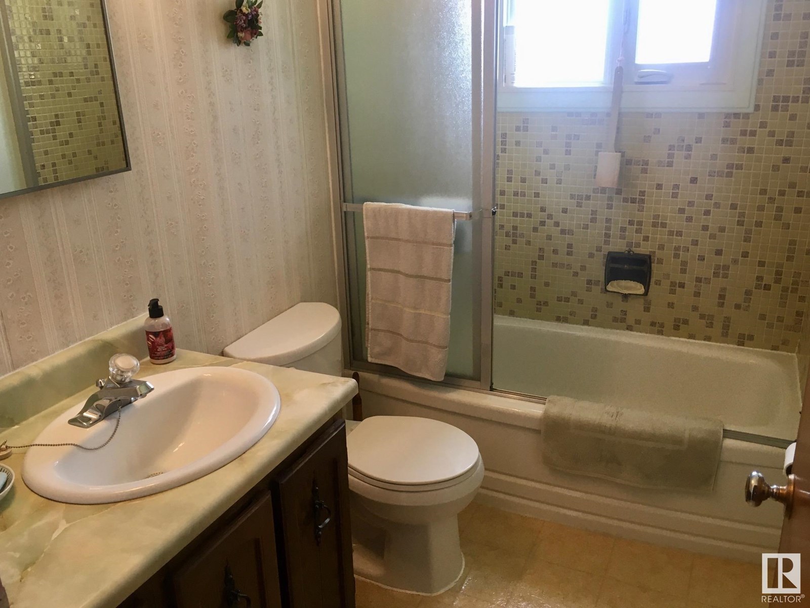 Photo 10 of 16206 83 Av Nw, Edmonton AB