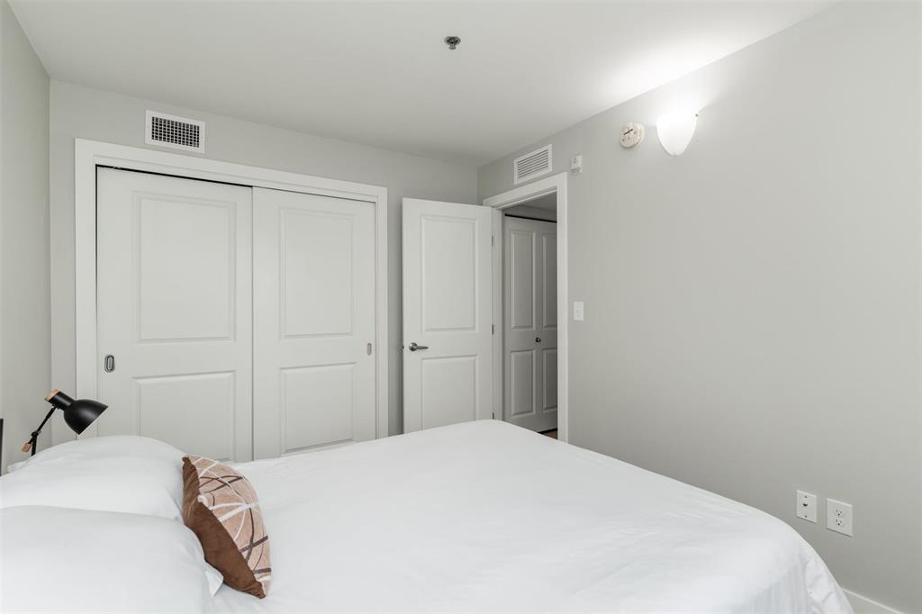 Photo 10 of 235 235 Bridgeland Drive S, Winnipeg MB