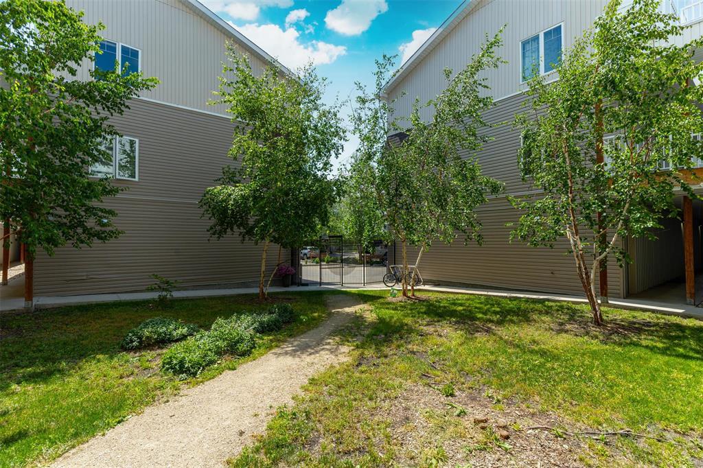 Photo 22 of 235 235 Bridgeland Drive S, Winnipeg MB