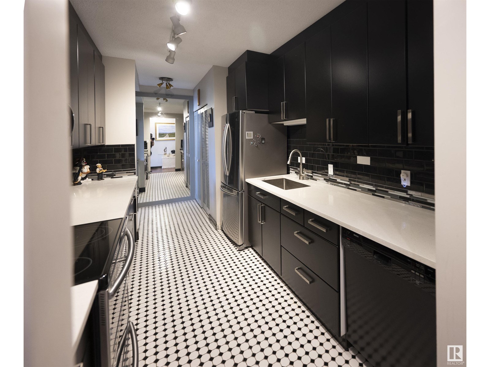 Photo 15 of 701 9809 110 St Nw, Edmonton AB