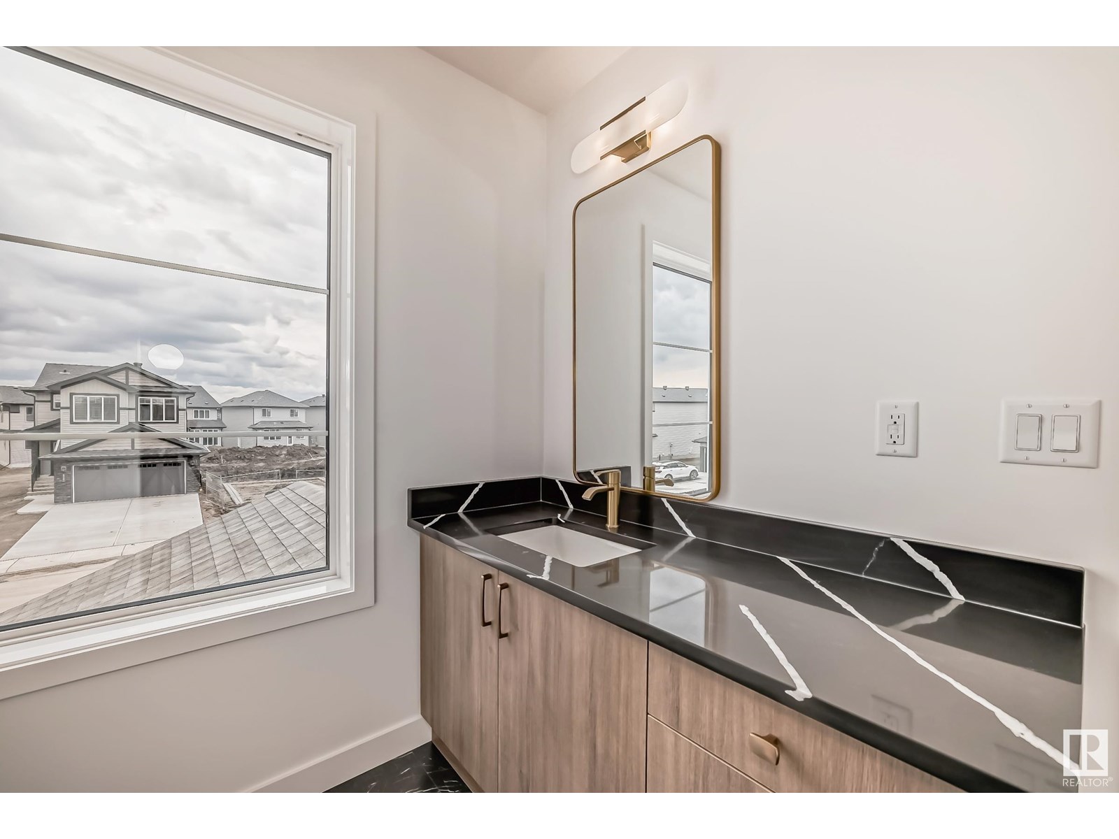 Photo 10 of 2909 65 St Sw, Edmonton AB