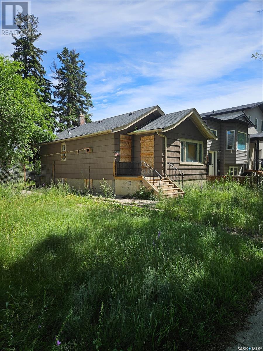 Photo 2 of 1324 B Avenue N, Saskatoon SK