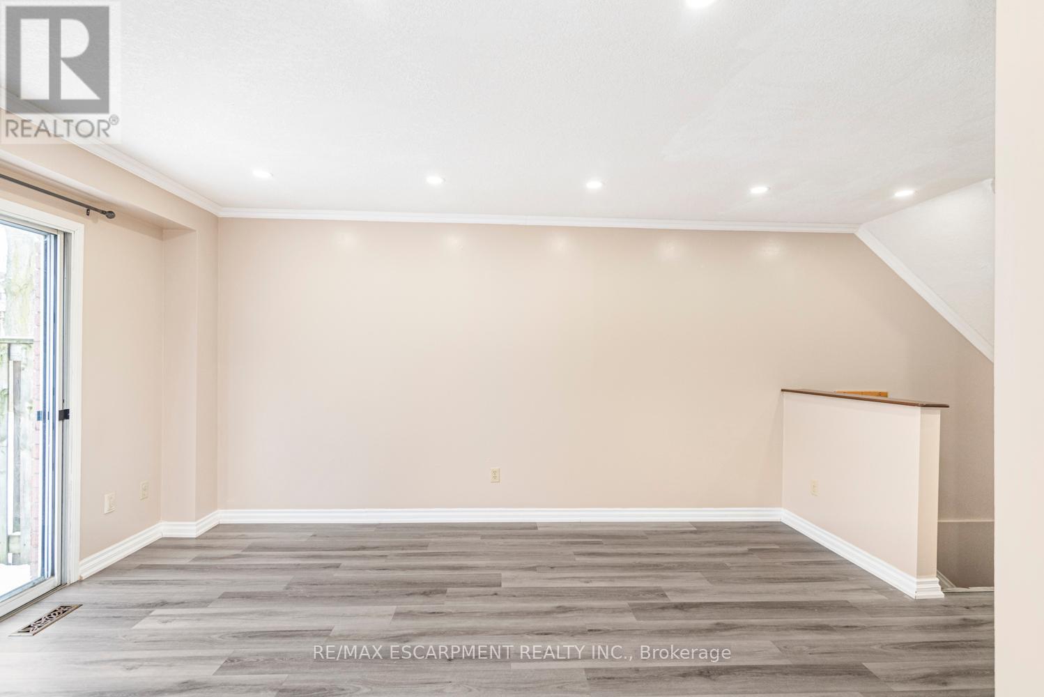 Photo 8 of 35 14 Derby Street, Hamilton ON