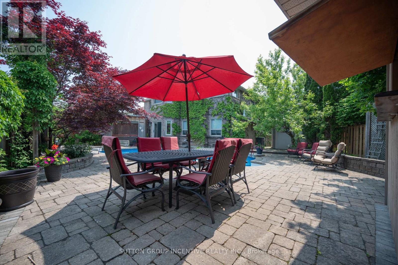 Photo 6 of 10 Gordon Court, Barrie ON