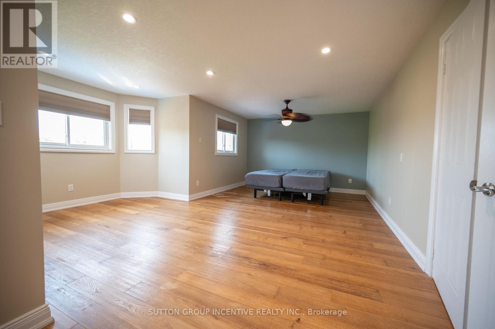 Photo 16 of 10 Gordon Court, Barrie ON