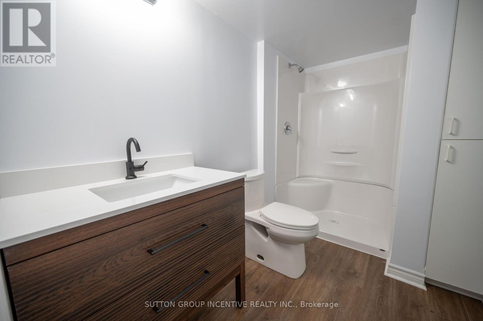 Photo 1 of 10 Gordon Court, Barrie ON
