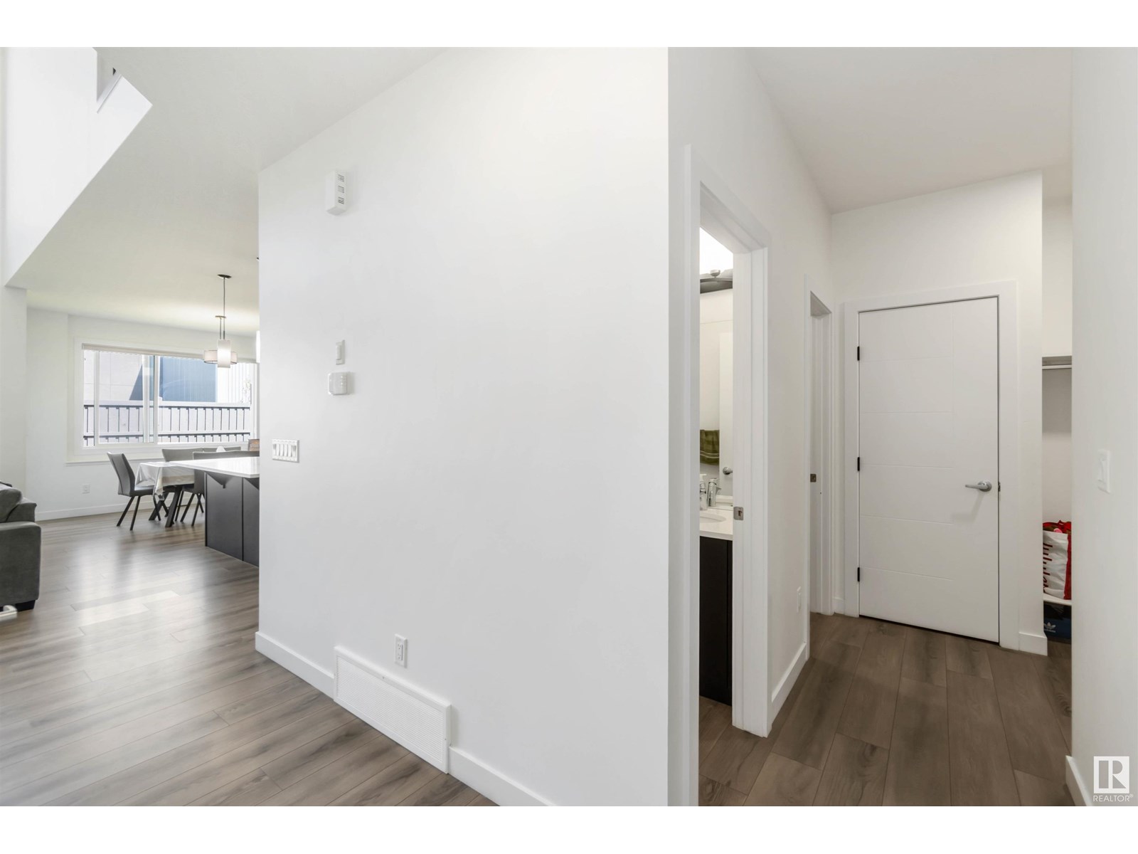 Photo 4 of 16808 30 Av Sw, Edmonton AB