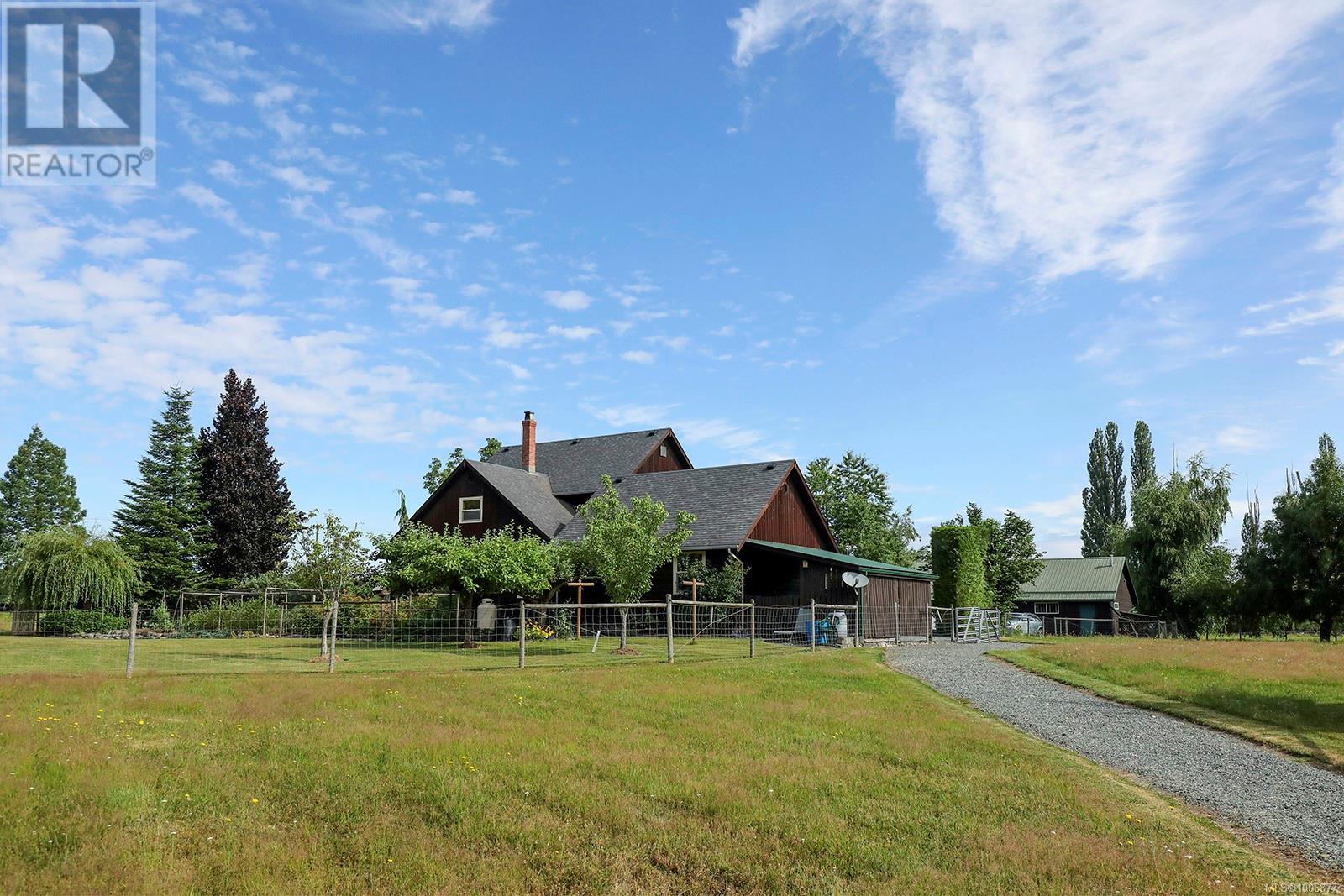 Photo 26 of 3713 Dove Creek Rd, Courtenay BC