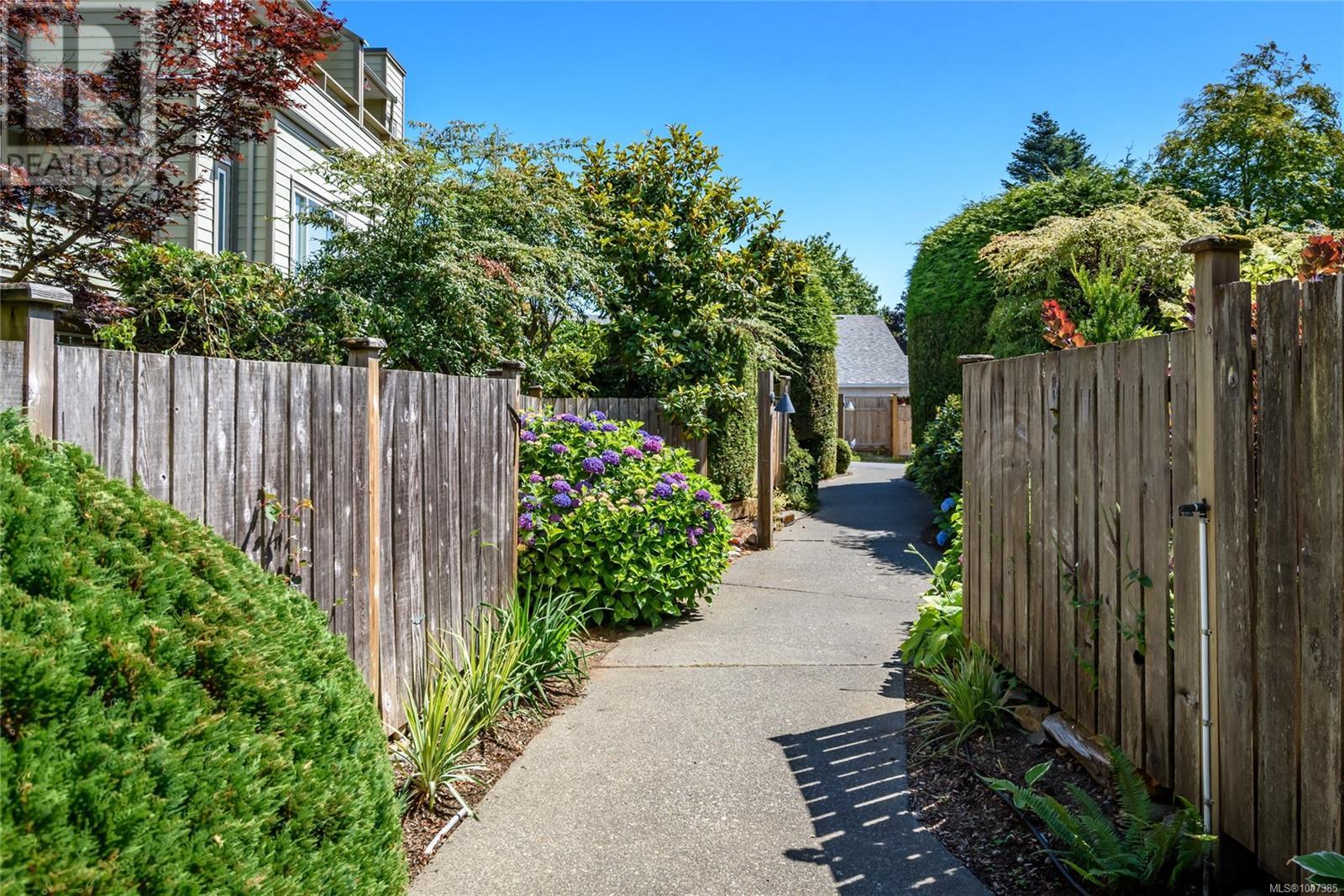 308C 2250 Manor Pl, Comox