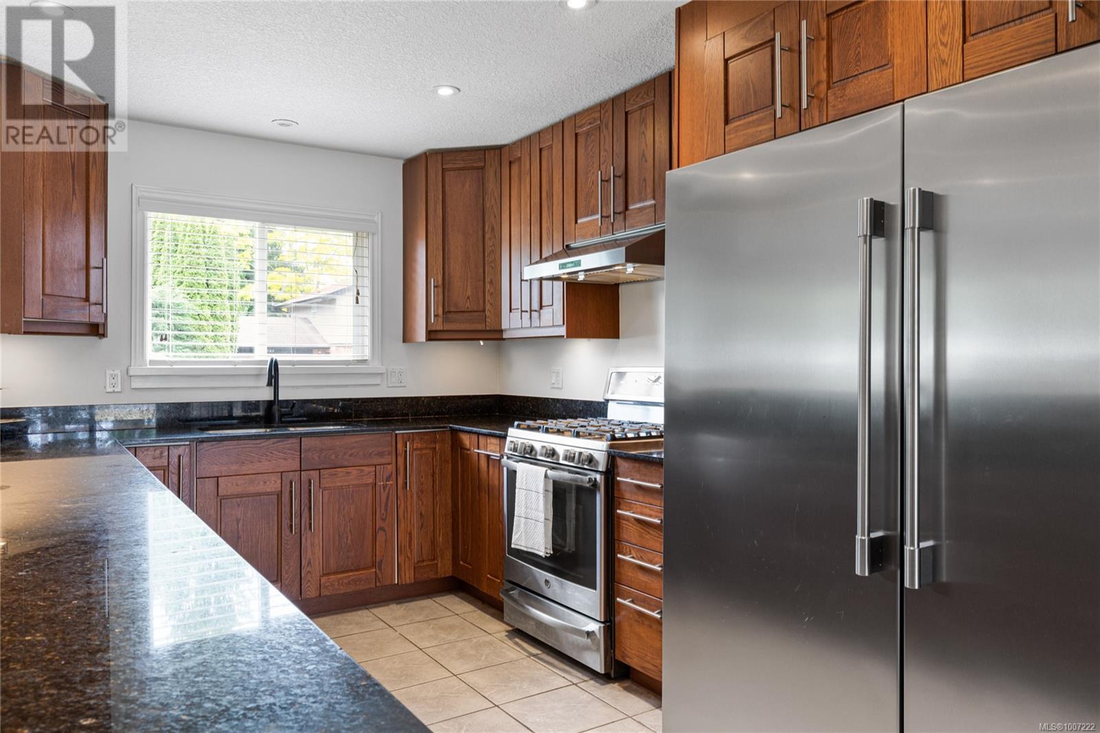 Photo 10 of 585 Tamarack Dr, Qualicum Beach BC