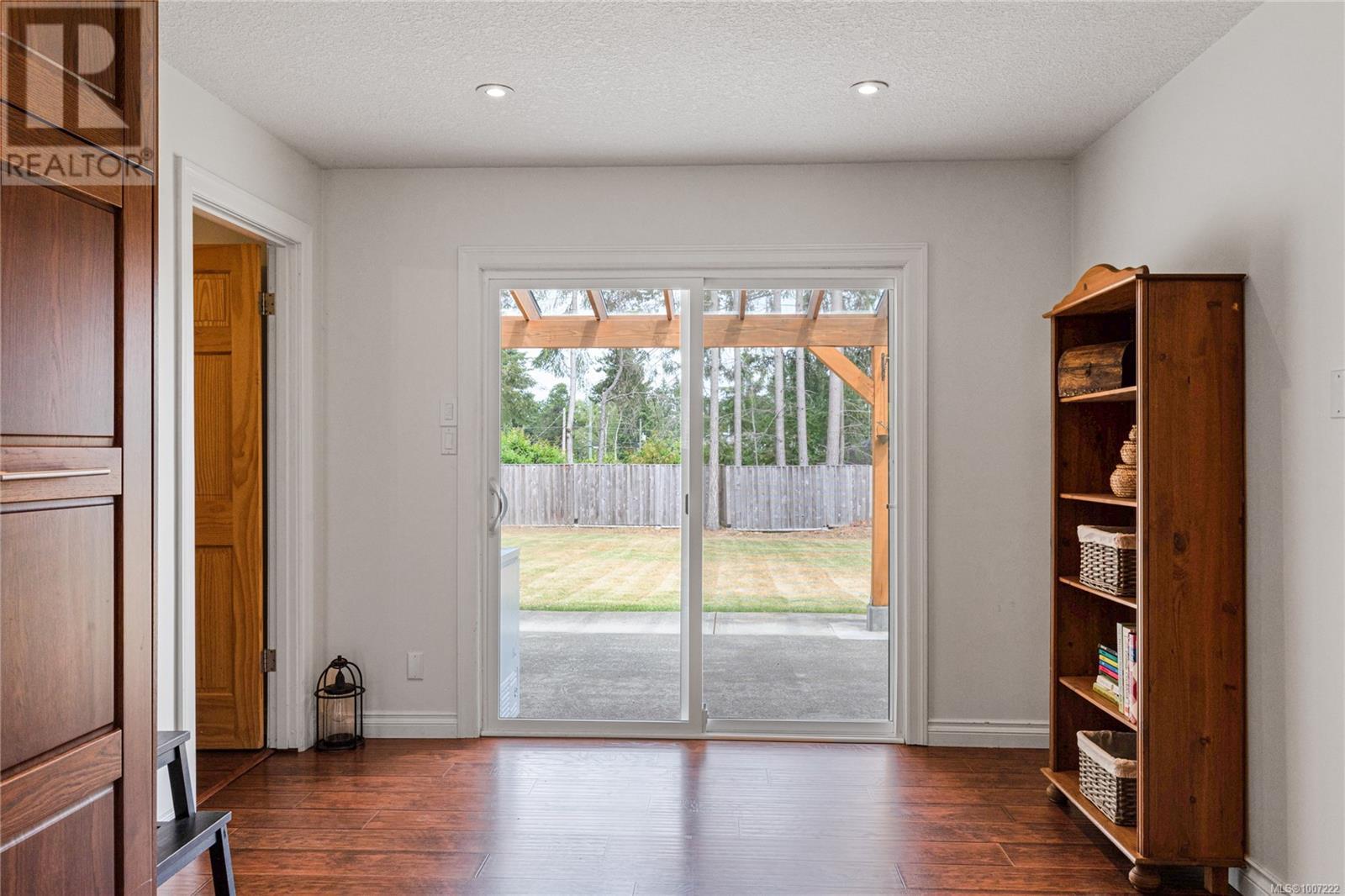 Photo 11 of 585 Tamarack Dr, Qualicum Beach BC