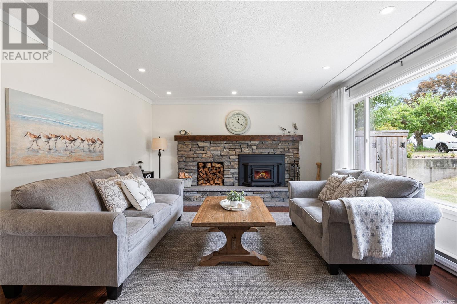 Photo 2 of 585 Tamarack Dr, Qualicum Beach BC
