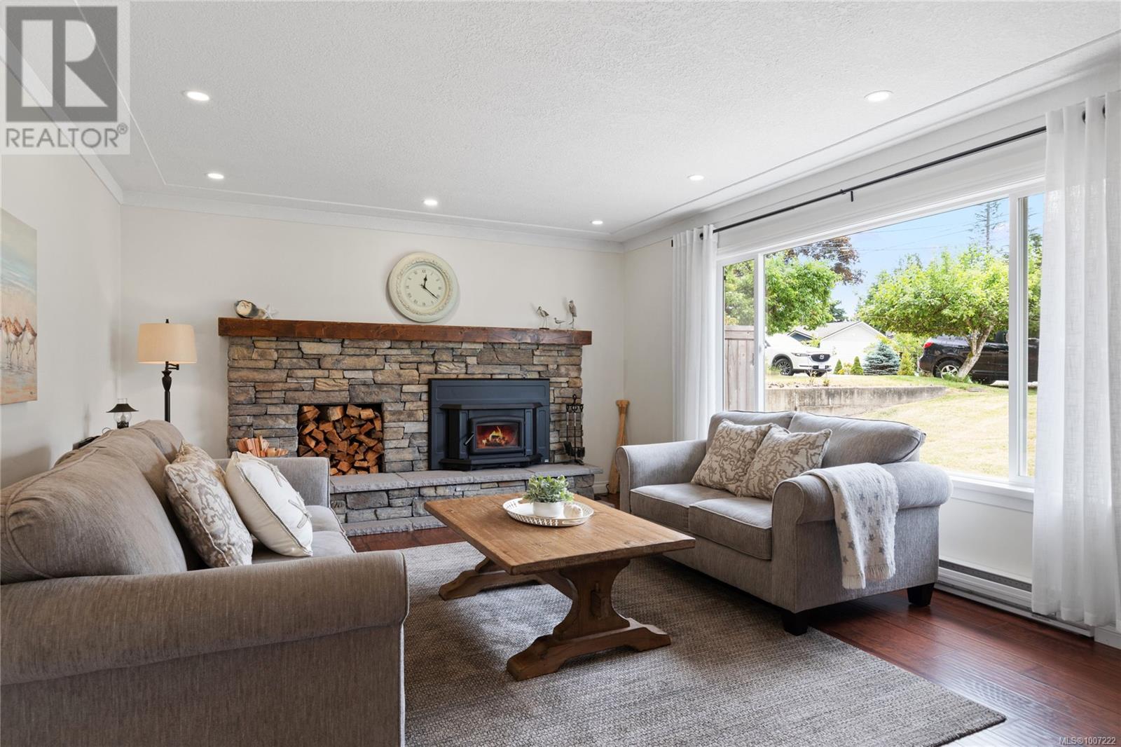 Photo 3 of 585 Tamarack Dr, Qualicum Beach BC