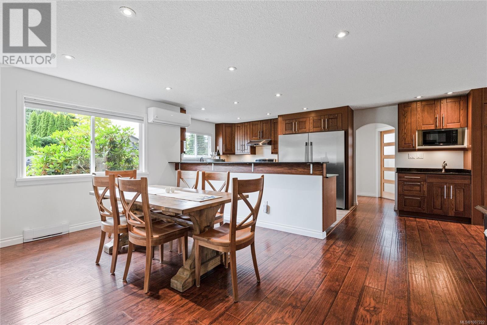 Photo 6 of 585 Tamarack Dr, Qualicum Beach BC