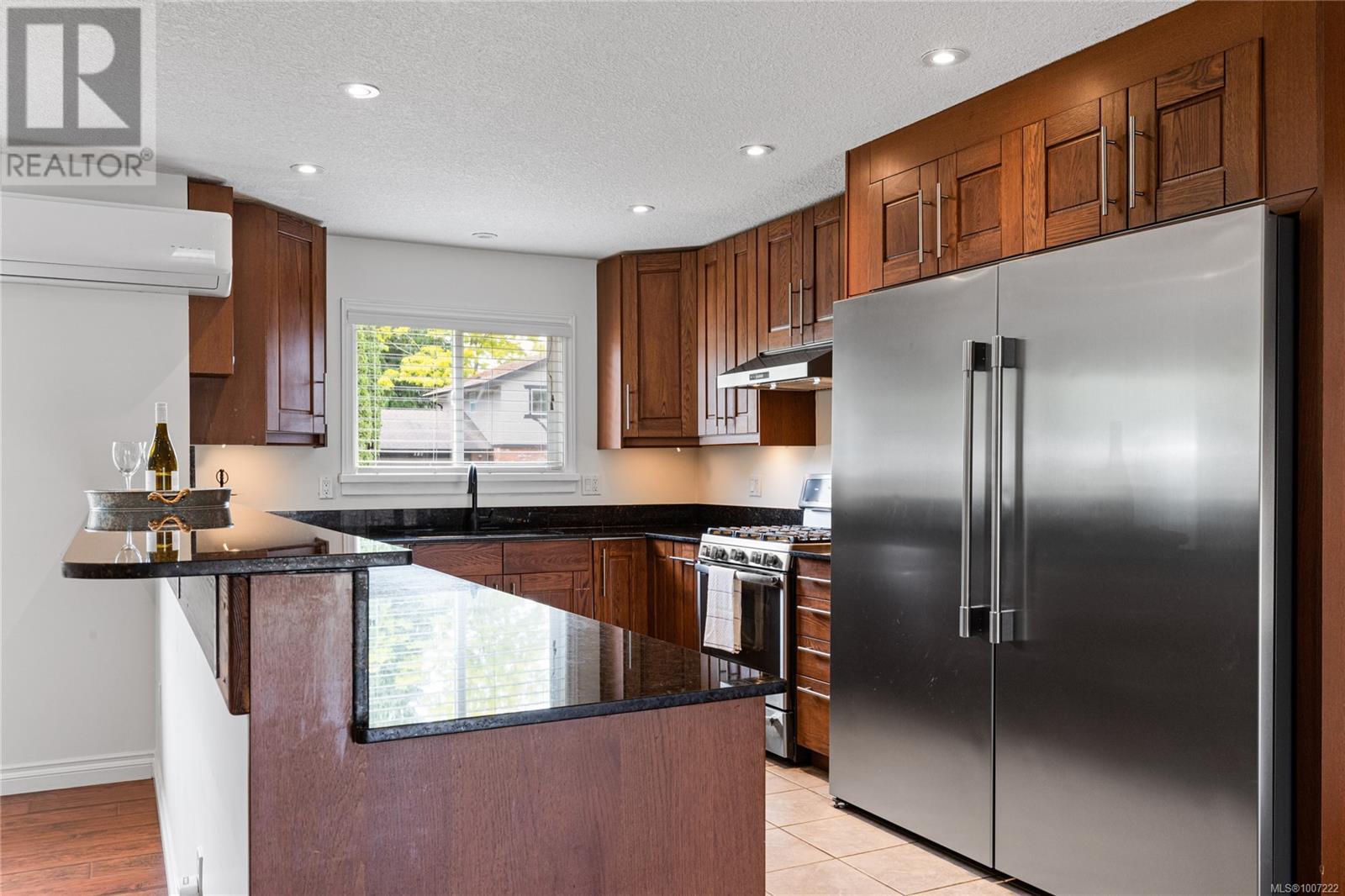 Photo 8 of 585 Tamarack Dr, Qualicum Beach BC