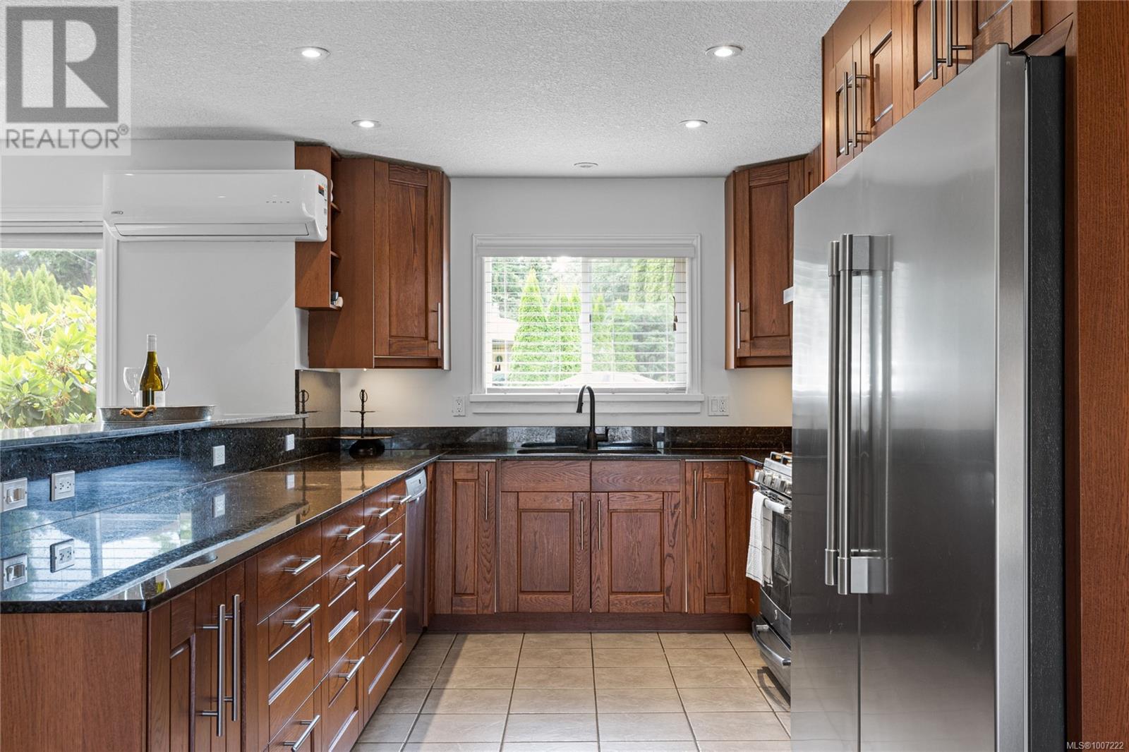 Photo 9 of 585 Tamarack Dr, Qualicum Beach BC