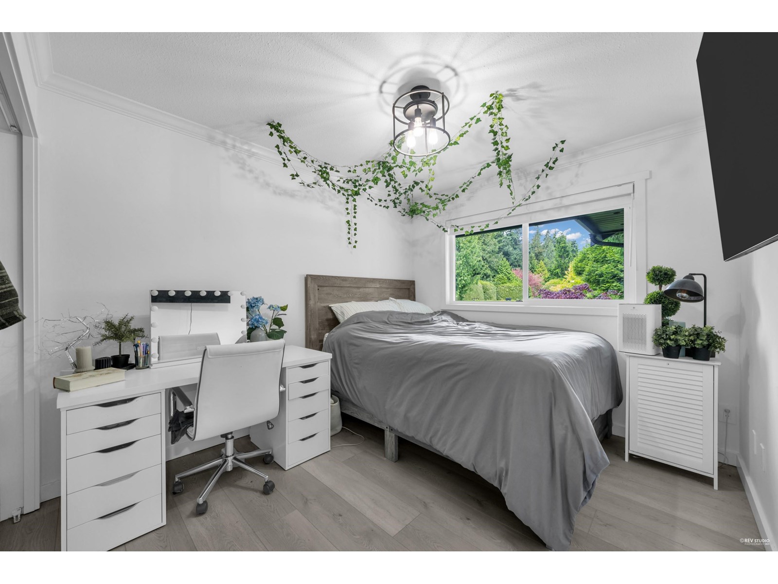 Photo 8 of 13591 19 Avenue, Surrey BC