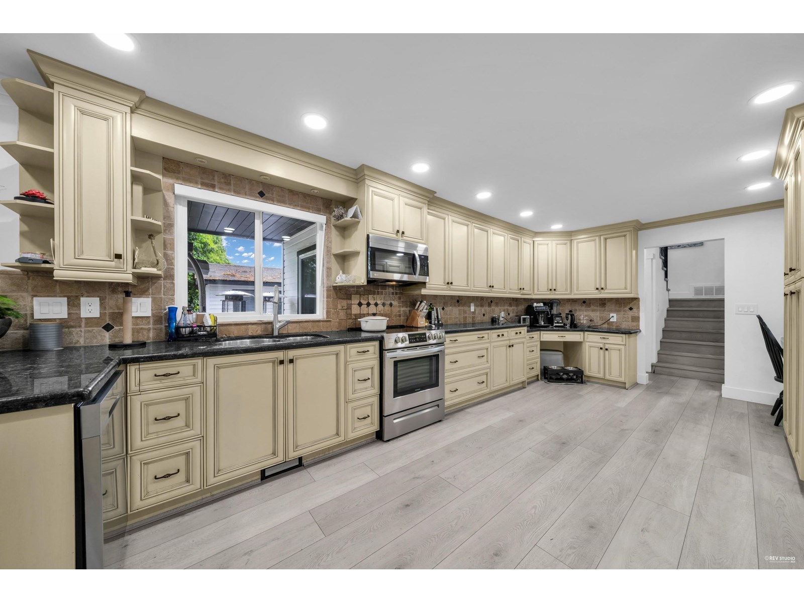 Photo 7 of 13591 19 Avenue, Surrey BC