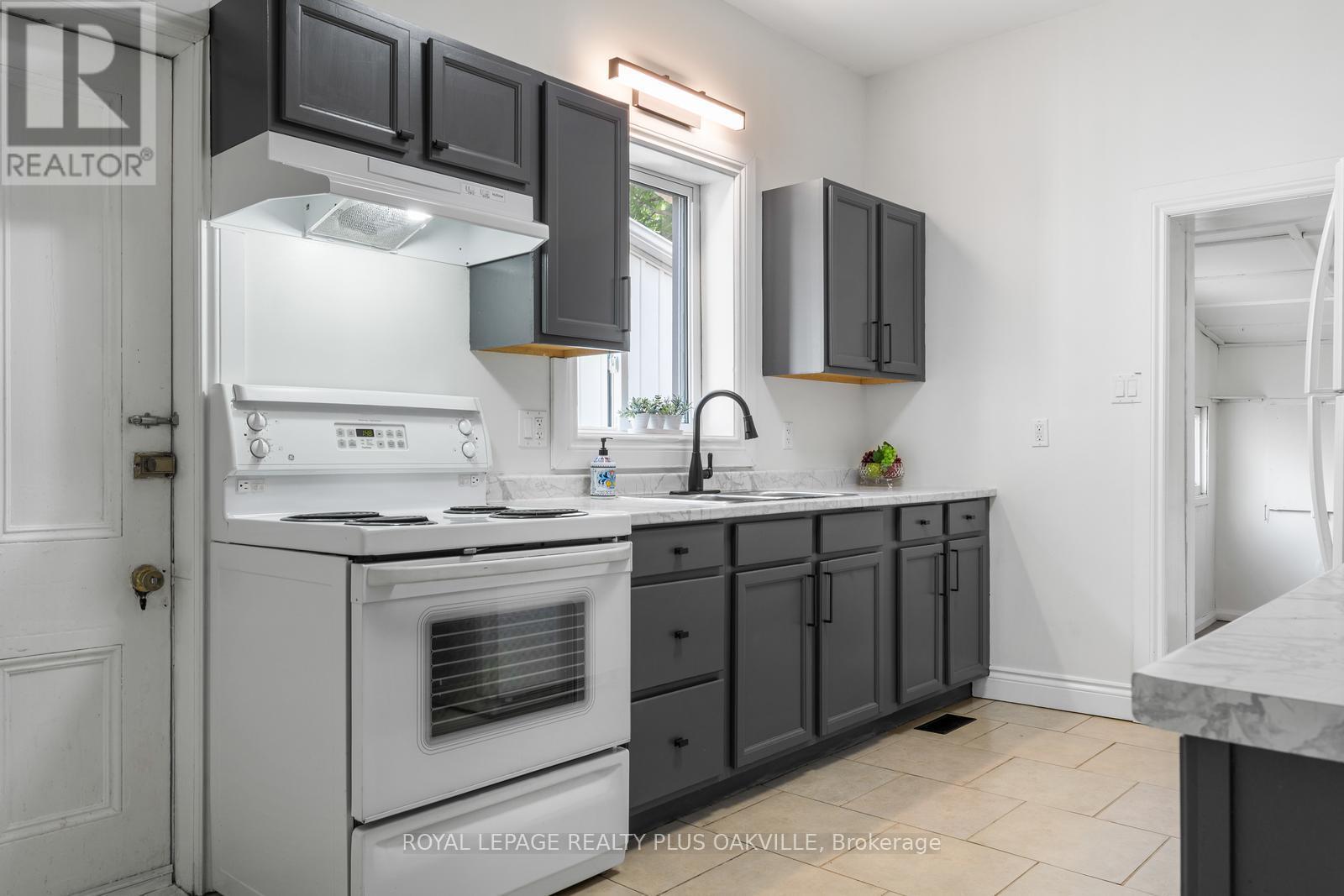 Photo 15 of 213 Darling Street, Brantford ON