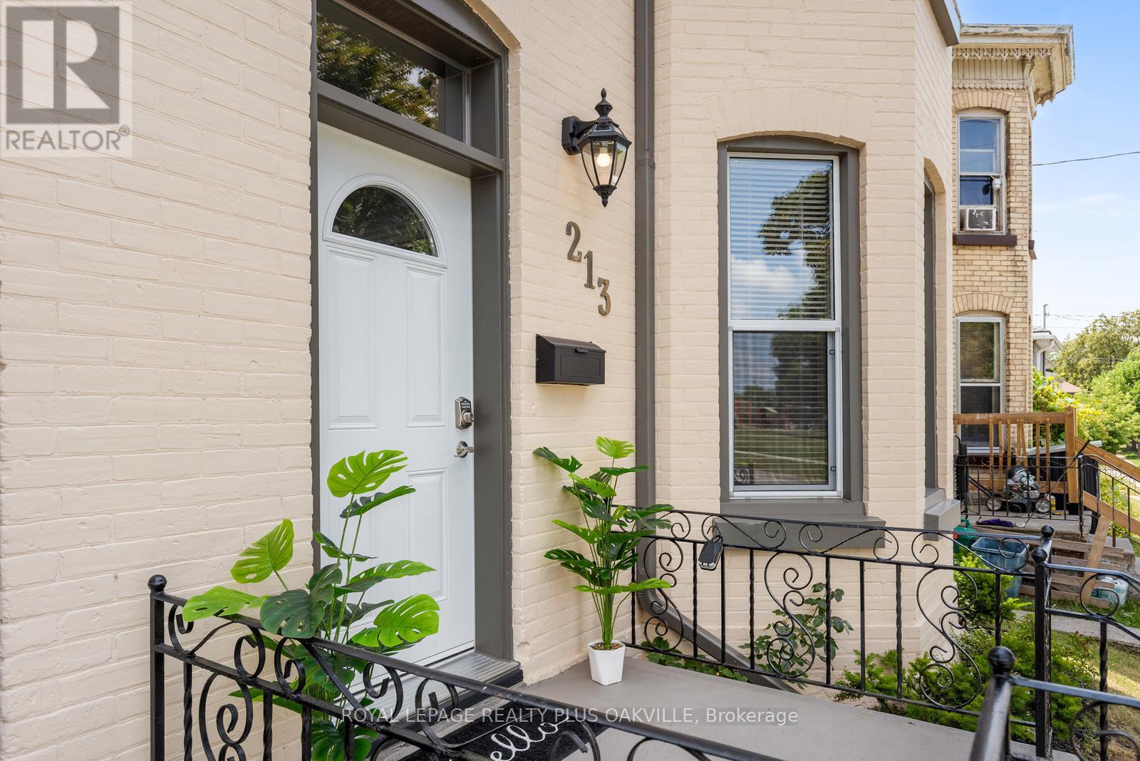 Photo 3 of 213 Darling Street, Brantford ON