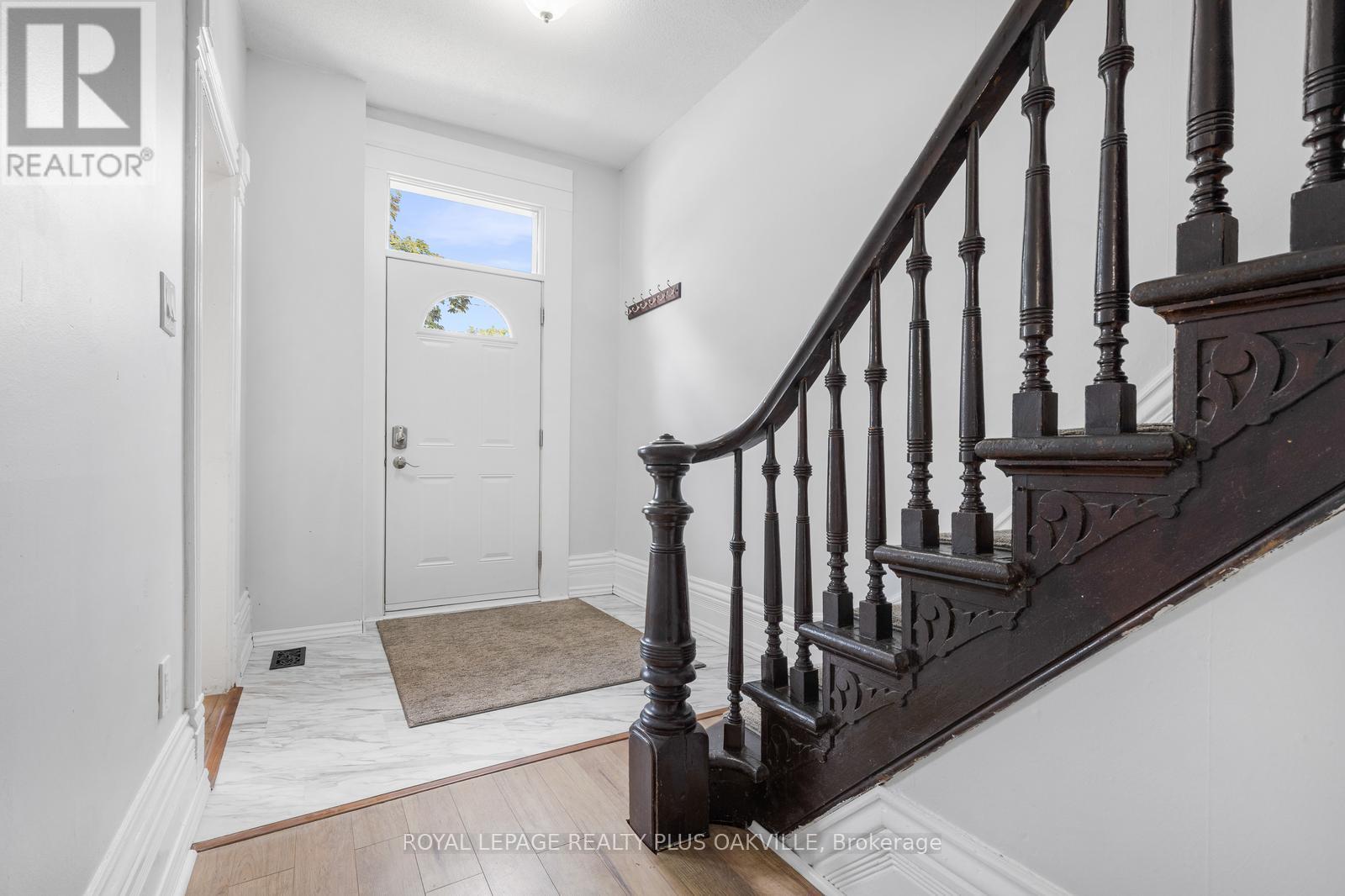 Photo 4 of 213 Darling Street, Brantford ON