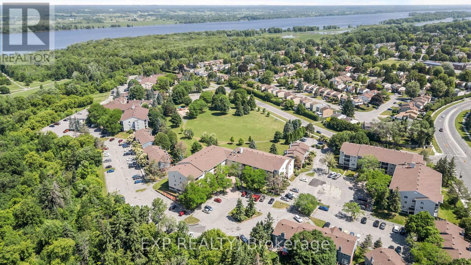 Photo 3 of 106 6470 Bilberry Drive, Ottawa ON