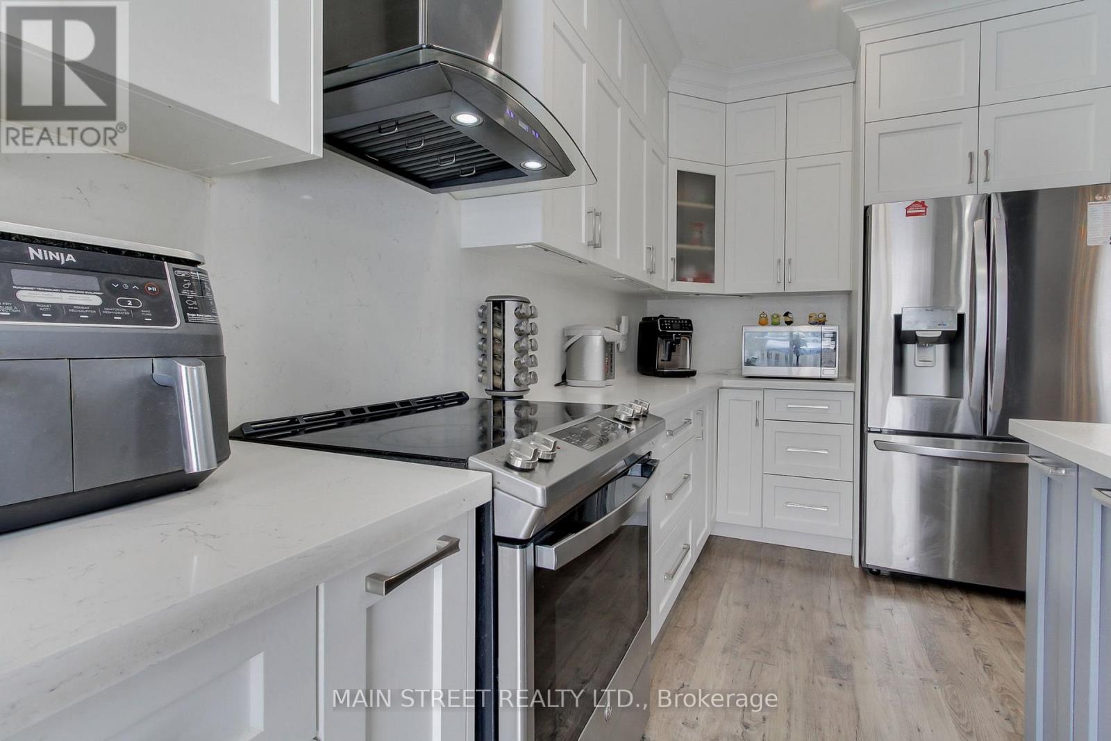 Photo 11 of 164 Glasgow Crescent, Georgina ON