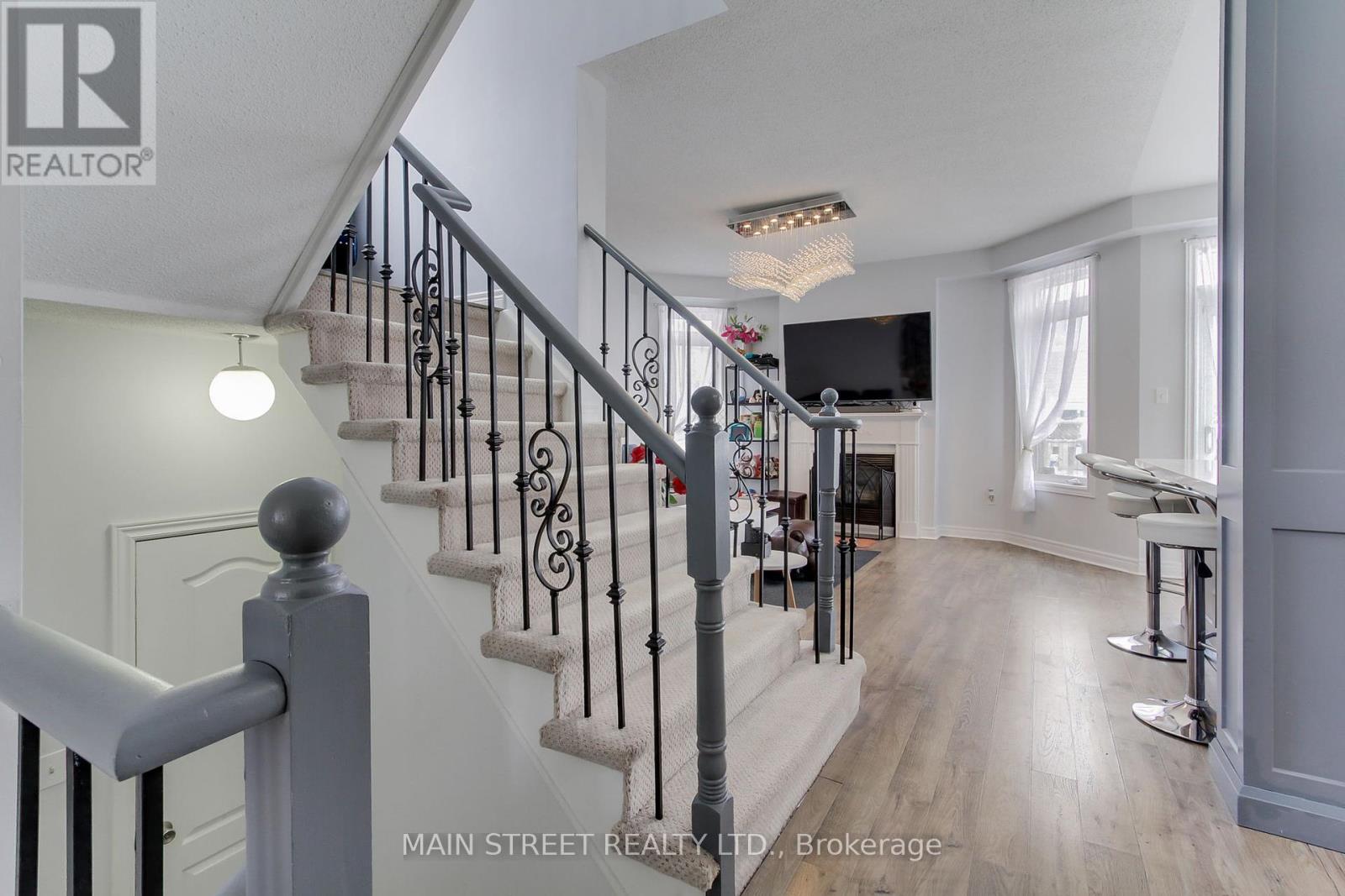 Photo 2 of 164 Glasgow Crescent, Georgina ON