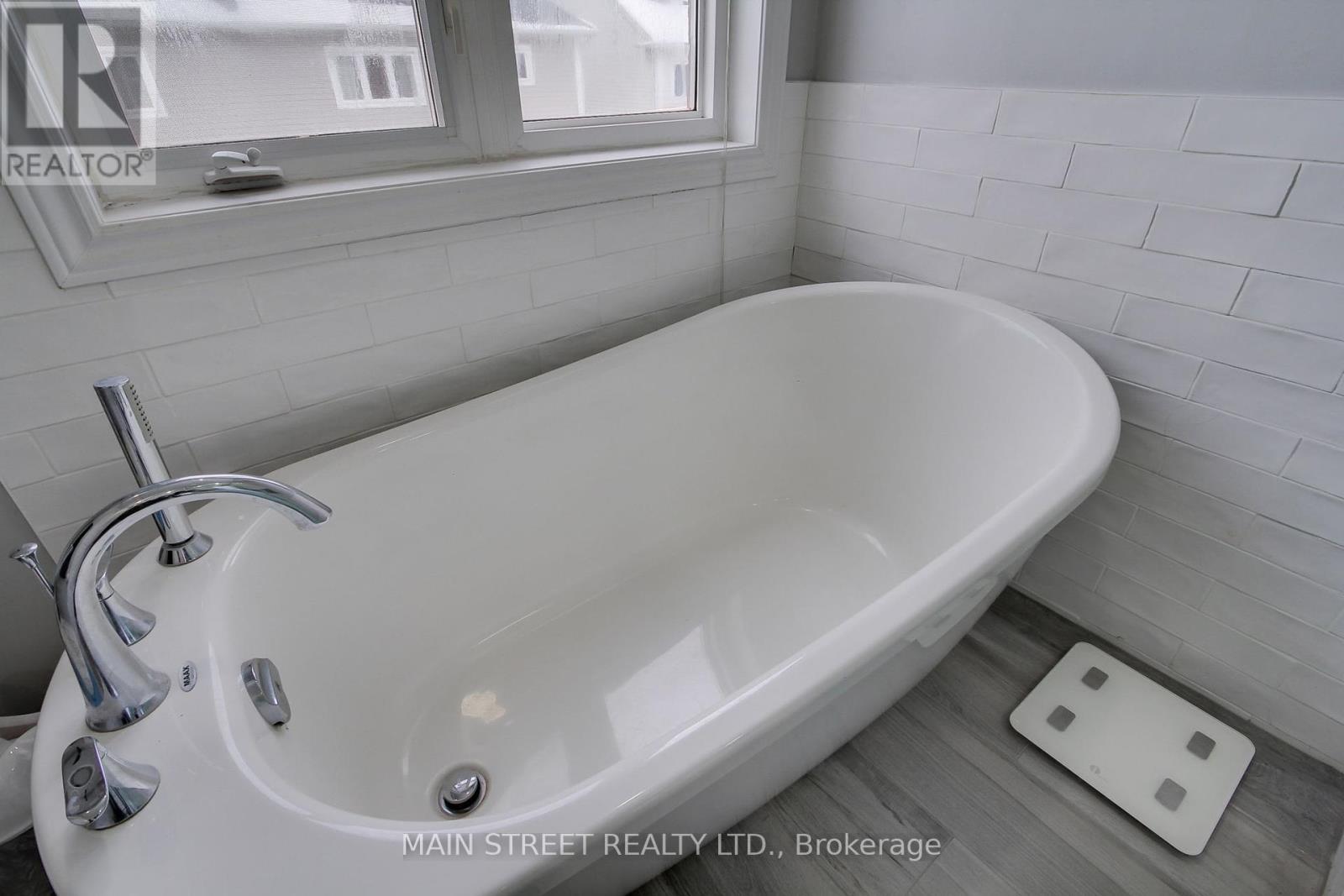 Photo 18 of 164 Glasgow Crescent, Georgina ON