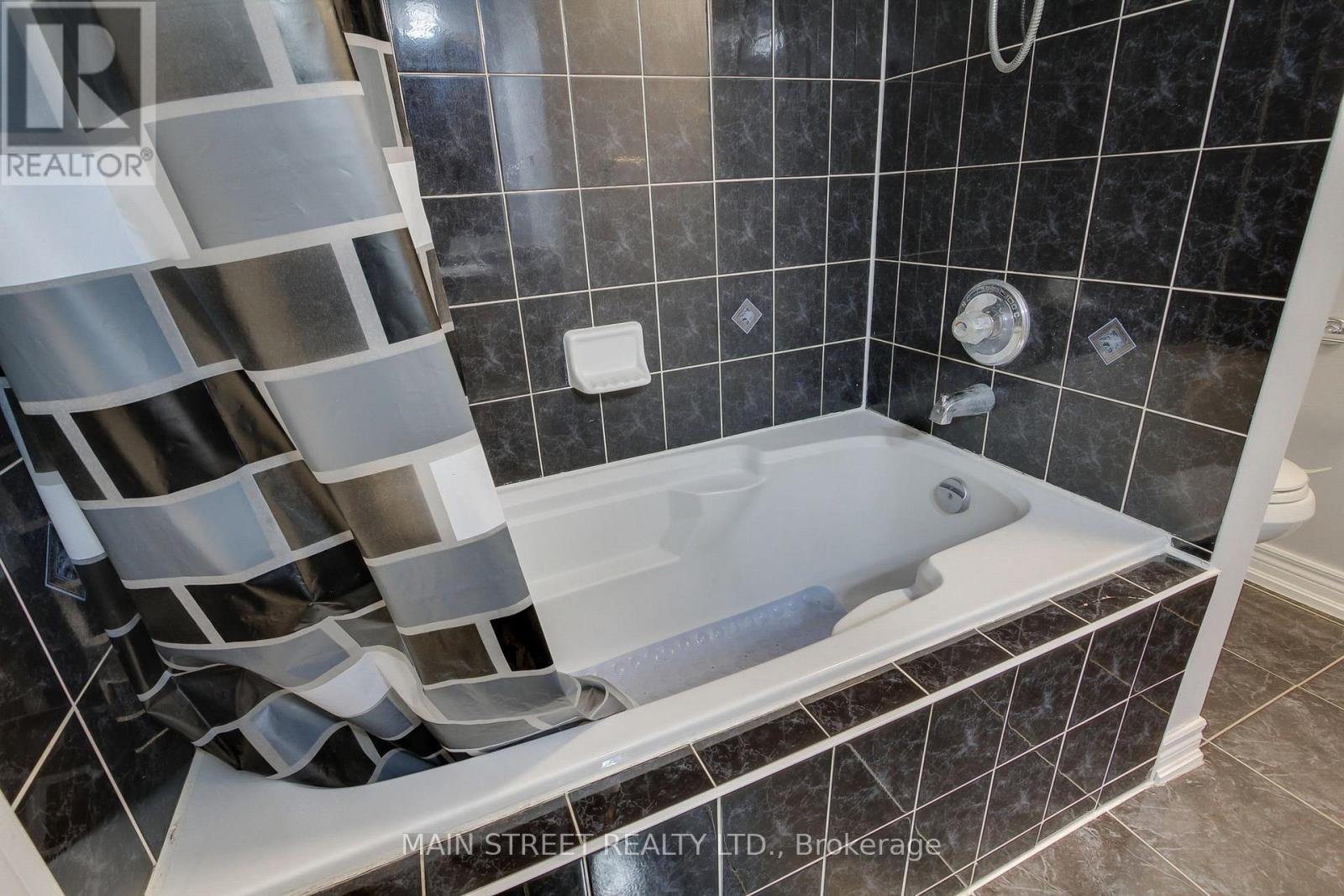 Photo 4 of 164 Glasgow Crescent, Georgina ON