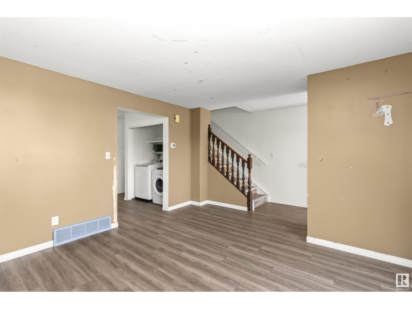 Photo 7 of 1310 54 St Nw, Edmonton AB