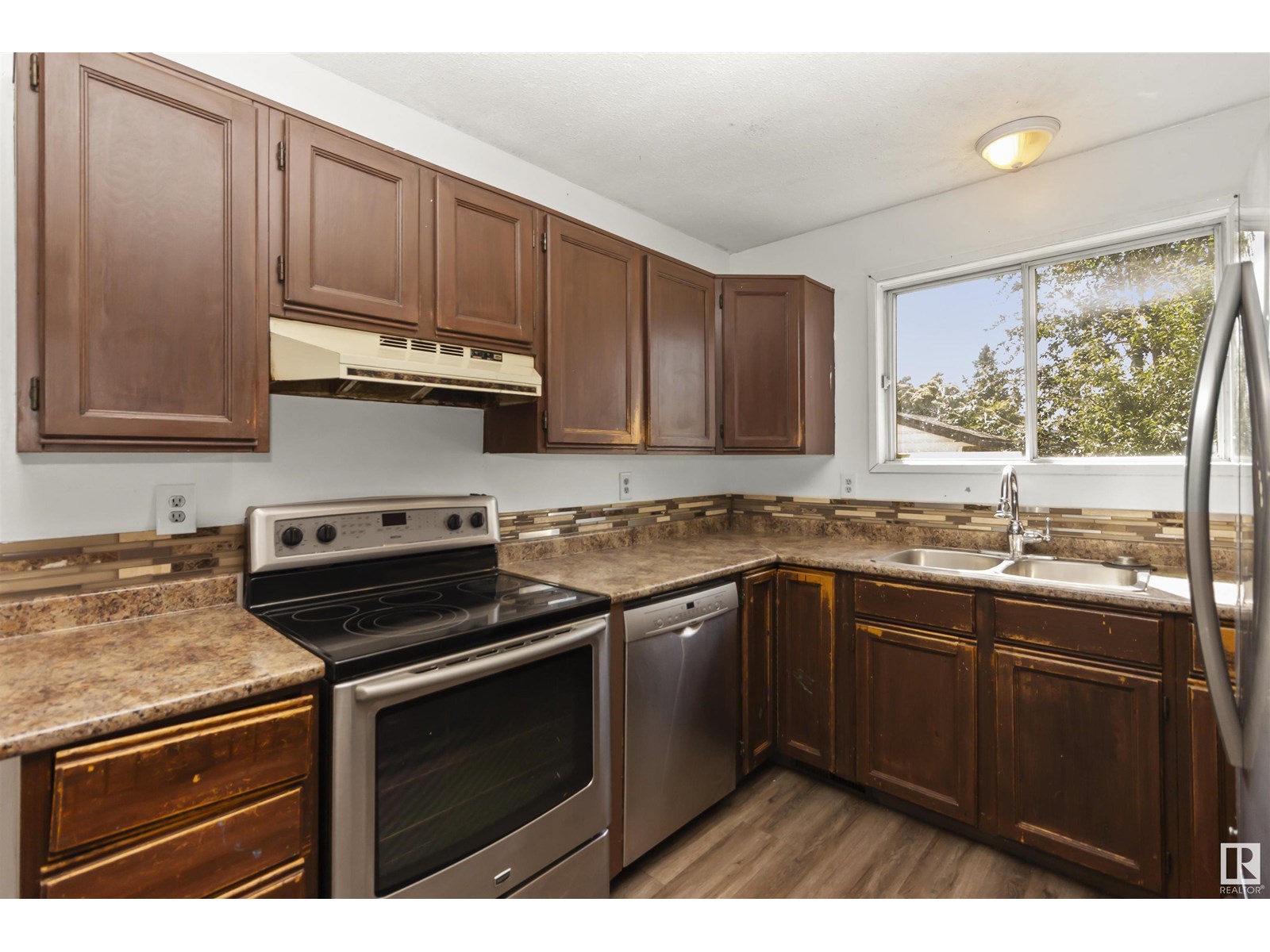 Photo 11 of 1310 54 St Nw, Edmonton AB