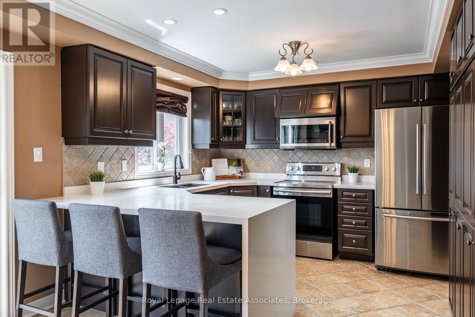 Photo 10 of 16 Sandyside Crescent, Brampton ON