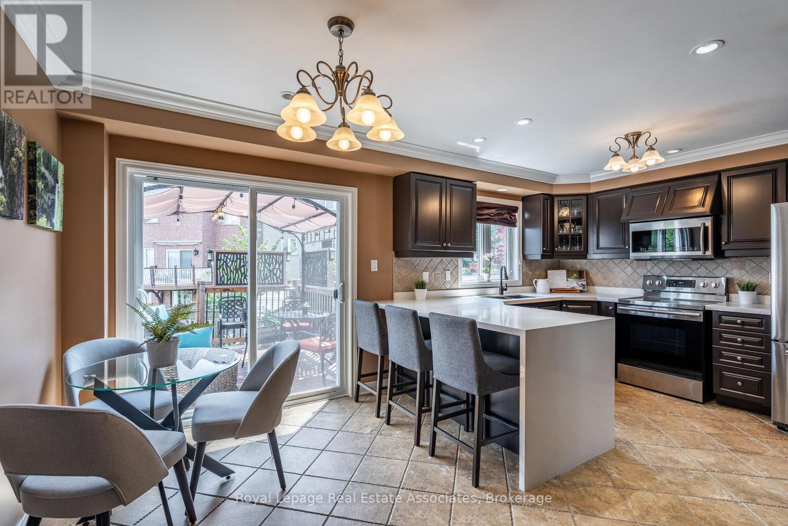 Photo 11 of 16 Sandyside Crescent, Brampton ON