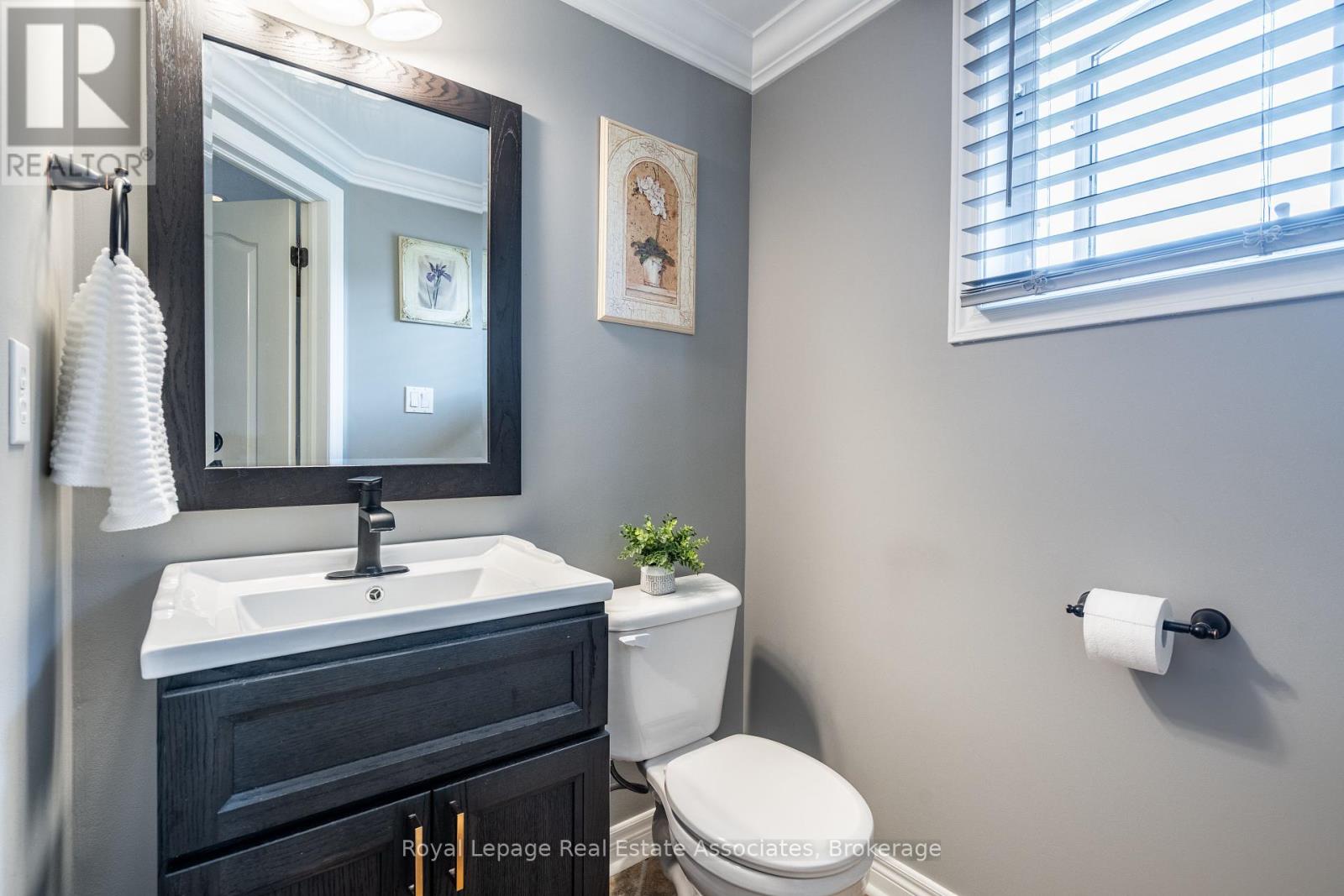Photo 24 of 16 Sandyside Crescent, Brampton ON