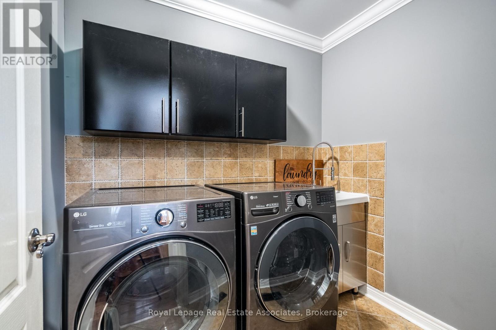 Photo 25 of 16 Sandyside Crescent, Brampton ON