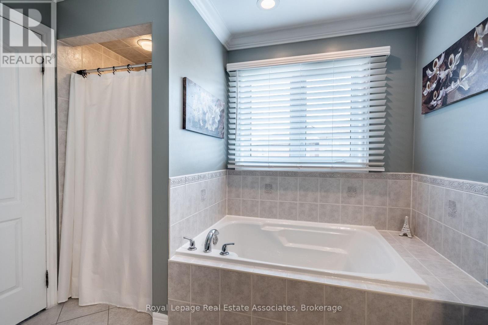 Photo 30 of 16 Sandyside Crescent, Brampton ON