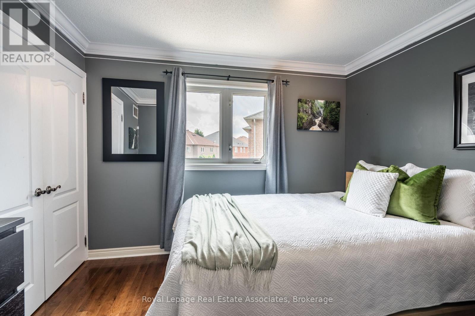 Photo 32 of 16 Sandyside Crescent, Brampton ON