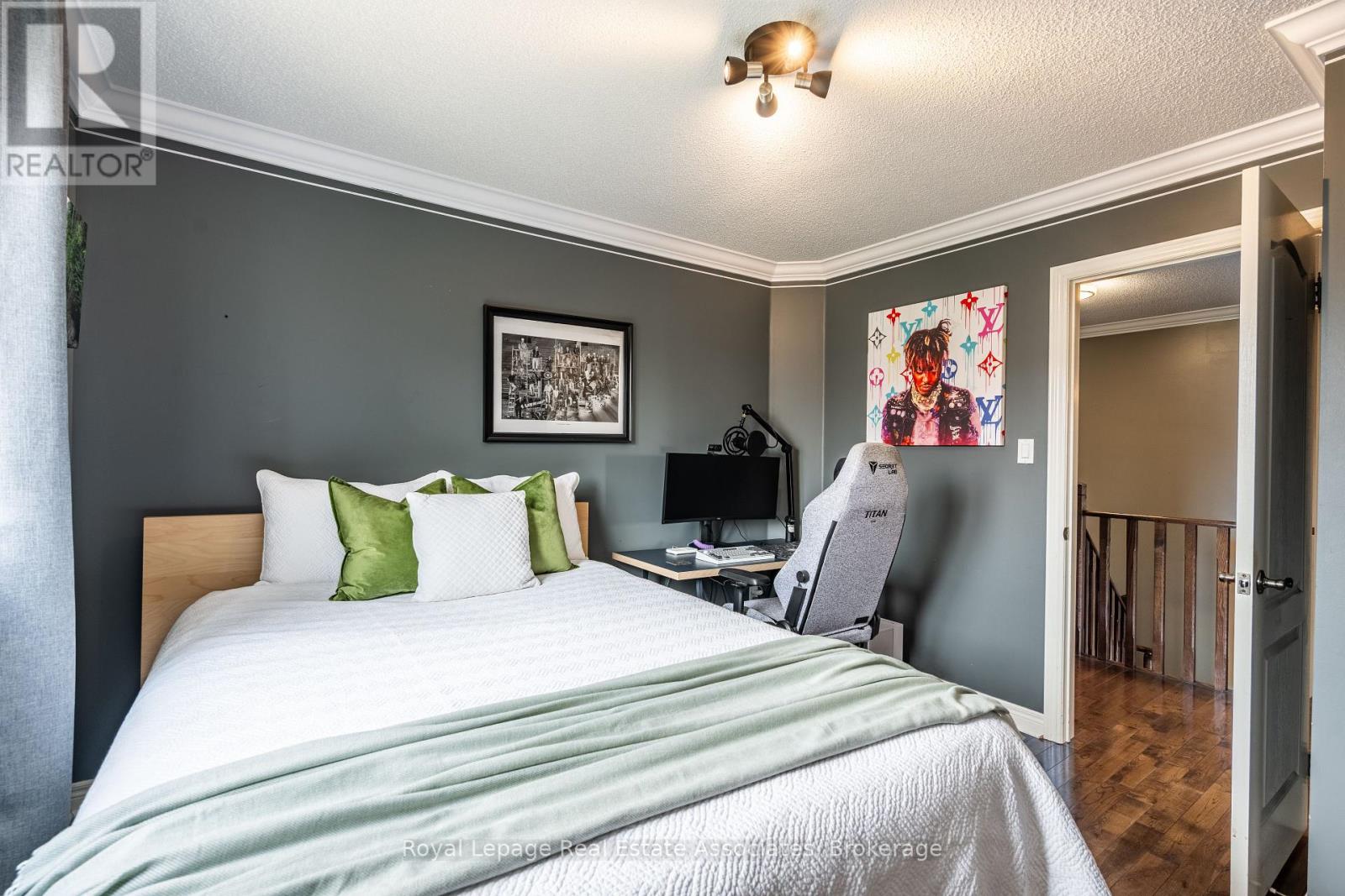 Photo 33 of 16 Sandyside Crescent, Brampton ON