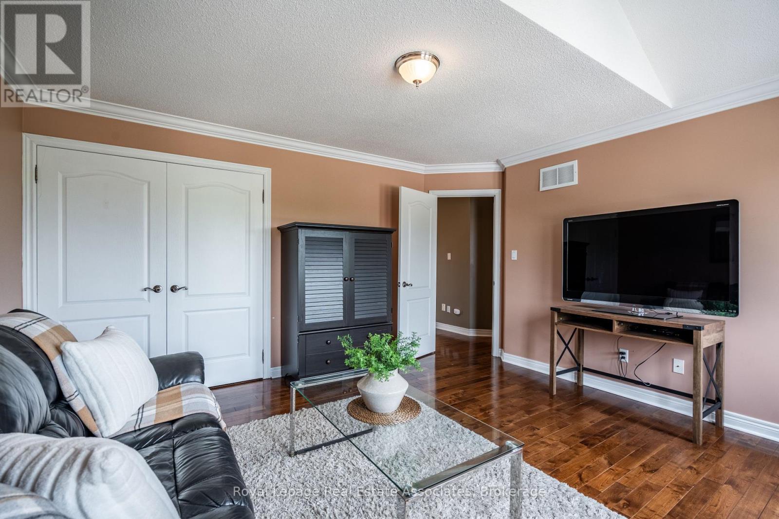 Photo 37 of 16 Sandyside Crescent, Brampton ON