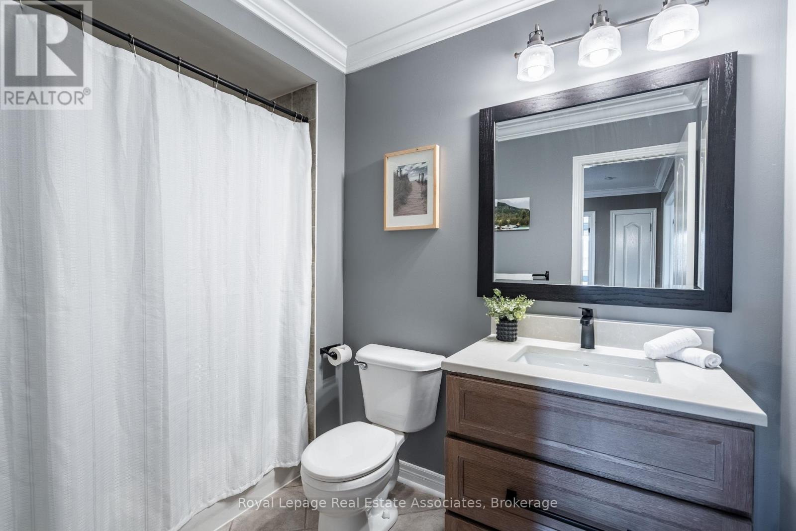 Photo 38 of 16 Sandyside Crescent, Brampton ON