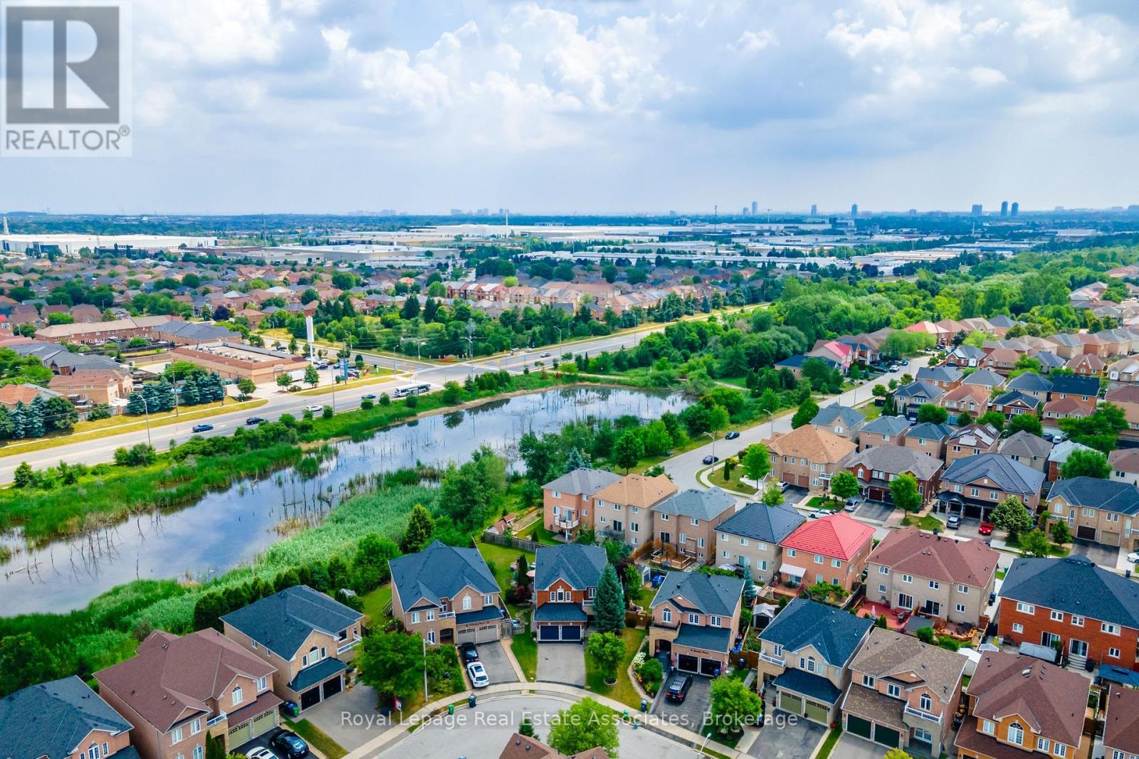 Photo 48 of 16 Sandyside Crescent, Brampton ON