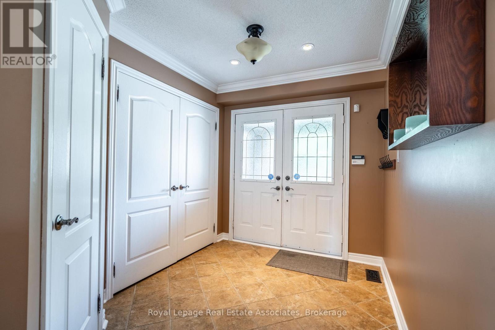 Photo 5 of 16 Sandyside Crescent, Brampton ON