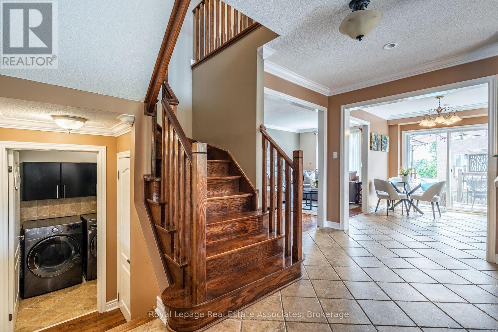 Photo 6 of 16 Sandyside Crescent, Brampton ON