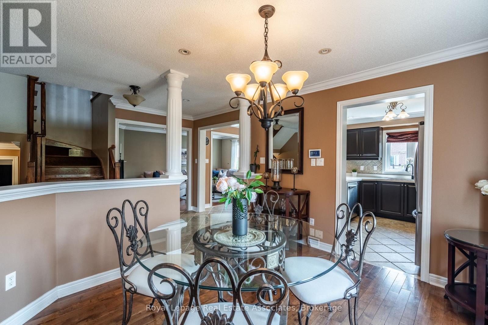 Photo 8 of 16 Sandyside Crescent, Brampton ON