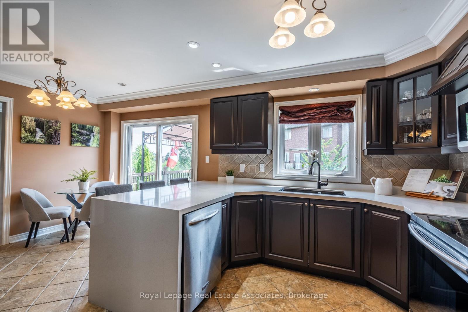 Photo 9 of 16 Sandyside Crescent, Brampton ON