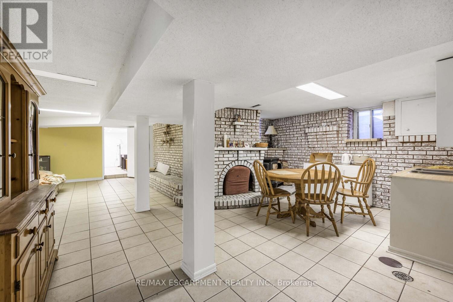 Photo 10 of 35 Beaconsfield Avenue, Toronto ON