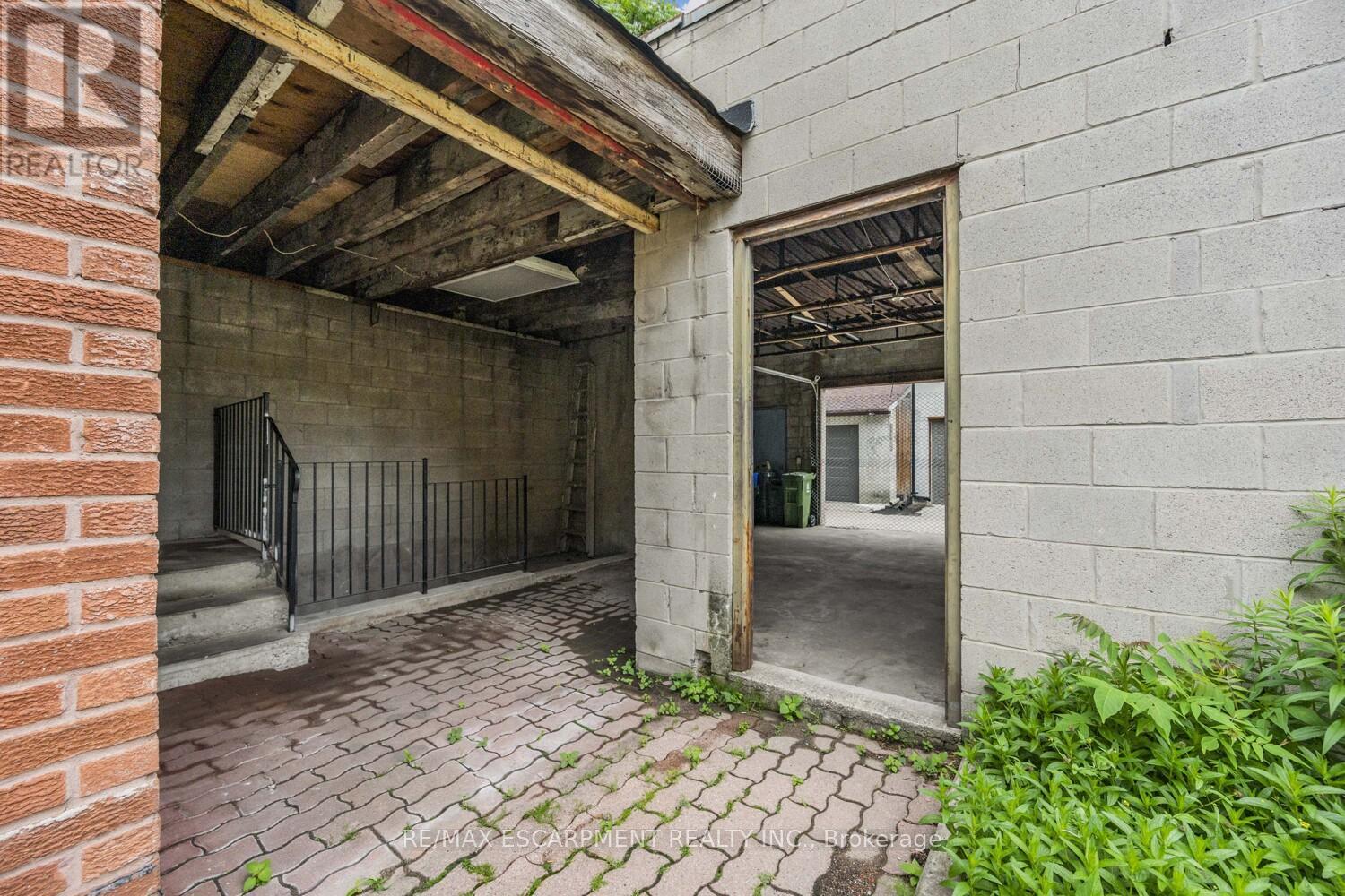 Photo 12 of 35 Beaconsfield Avenue, Toronto ON